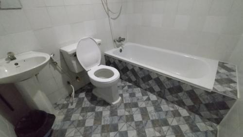 北标府MP Inn的浴室配有白色卫生间和盥洗盆。