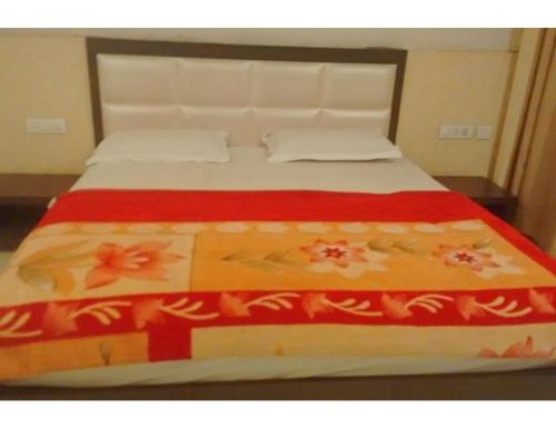 PānchagānHotel The Bay Inn, Konark的床上有红白毯子