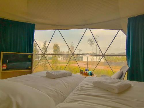 话毛生The Dome @ Gua Musang的帐篷内的两张床,设有大窗户