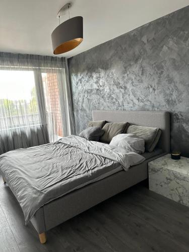 叶卡布皮尔斯Hugo的卧室内的一张壁画床
