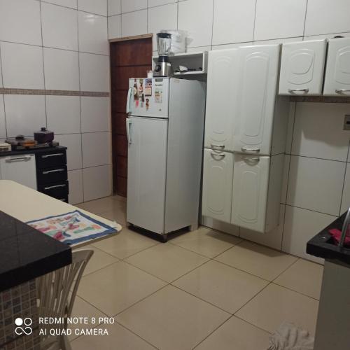 彼得罗利纳Casa de temporada em Petrolina-pe的一间厨房,里面配有两个白色冰箱