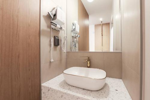 原州市Wonju Brown Dot Hotel Corporate Business的一间带白色浴缸的柜台浴室