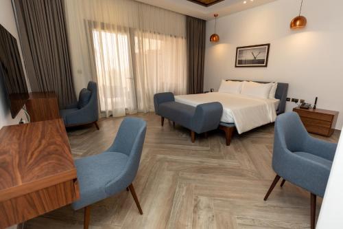 里瓦Bab Al Nojoum Bateen Liwa的一间卧室配有一张床铺、椅子和一张桌子