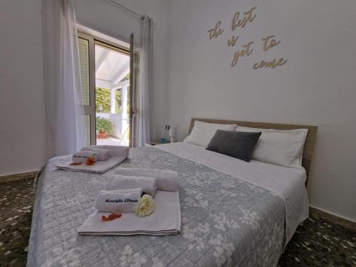 奥特朗托Meraviglia d'Otranto的一间卧室配有一张床,上面有两条毛巾