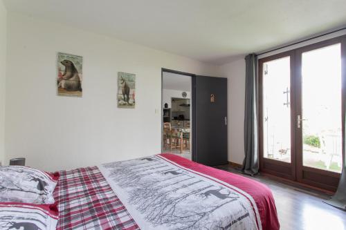圣雷热雷梅累兹Les Arolles - Appartement vue sur la montagne的一间卧室设有一张床和一个大窗户