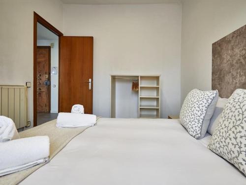 巴塞罗那Bed&BCN Arquimedes Barcelona的卧室配有带枕头的大型白色床