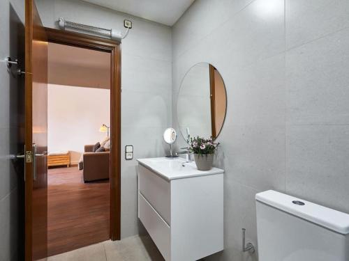 巴塞罗那Bed&BCN Arquimedes Barcelona的一间带水槽、镜子和卫生间的浴室