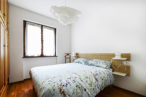 Sueglioil larice d' oro的白色的卧室设有床和窗户