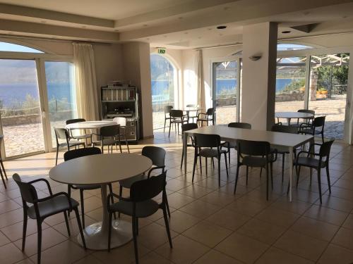 莫奈姆瓦夏Annema Hotel and Restaurant的用餐室设有桌椅和窗户。