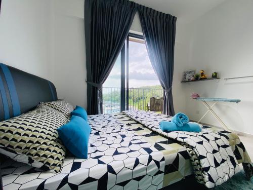 山打根Proboscis Guest House的一间卧室设有一张床和一个大窗户