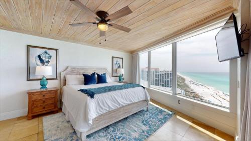 德斯坦Beachside II 4367的一间卧室配有一张床,享有海滩美景