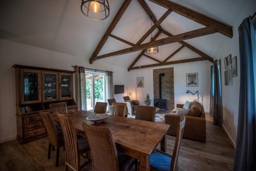切尔塞格托毛伊Florie Cottage的客厅配有木桌和椅子
