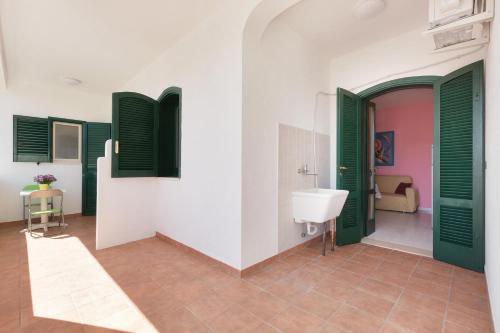 新福卡Dima Apartments by BarbarHouse的浴室拥有绿色和白色的墙壁,设有水槽