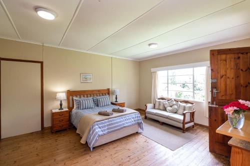 豪格斯拜克Lowestoffe Country Lodge - Walnut的一间卧室配有一张床、一张沙发和一个窗口