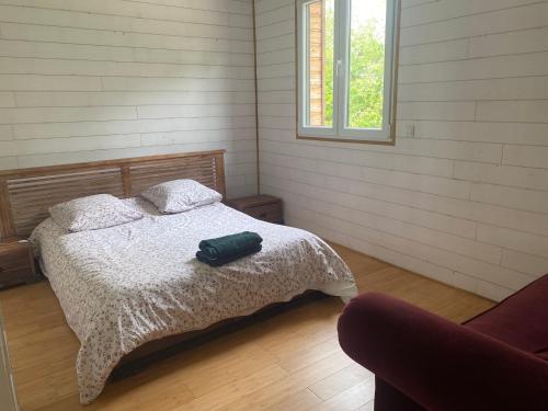BouleursDomaine des Ecuries vailley的一间卧室,配有一张带绿袋的床