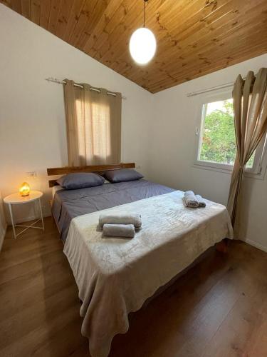 都拉斯Cozy Wooden House的一间卧室配有一张大床和毛巾