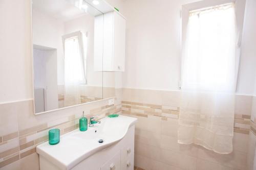 费拉约港Villetta Capo Bianco - Goelba的白色的浴室设有水槽和镜子