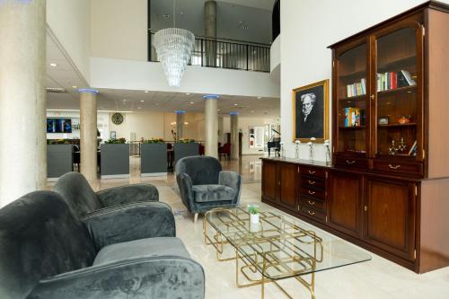 美因河畔法兰克福Hotel Schopenhauer Hof的带沙发、椅子和桌子的等候室