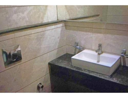NamchiHotel Maurya Residency, Namchi的台面上带白色水槽的浴室