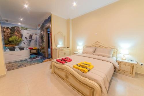 雅典LUXURY AND COMFORTABLE VILLA的一间卧室配有一张大床和两条毛巾