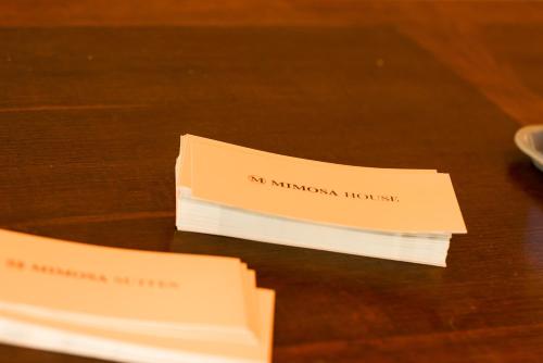 韦斯特兰Mimosa Hotel的几张纸张坐在桌子上