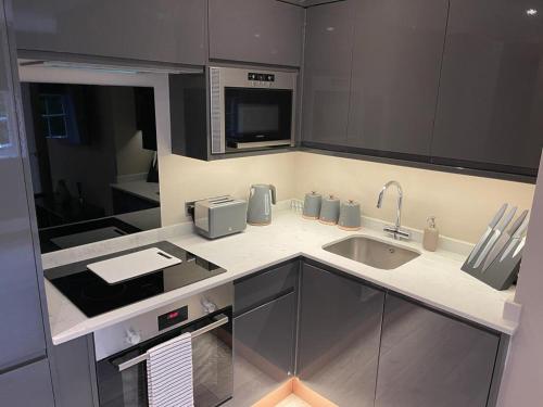 鲍特里Swan House - 5 x Executive Apartments - Central Bawtry的厨房配有水槽和微波炉