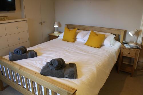 贝克韦尔No2 Woodland View的一间卧室配有带毛巾的床