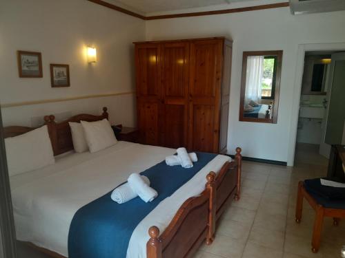 沙拉聚宝盆酒店的一间卧室配有一张大床和毛巾