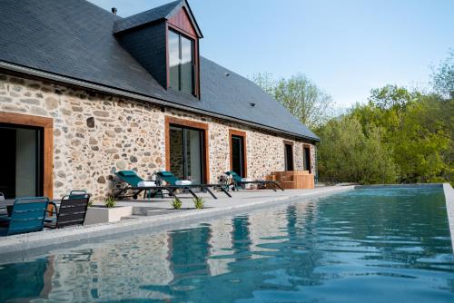 Ayros-ArbouixLodge du Hautacam的一座房子,旁边设有游泳池