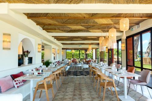 维琪奥港Casa Santini x Roc Seven的餐厅设有桌椅和窗户。