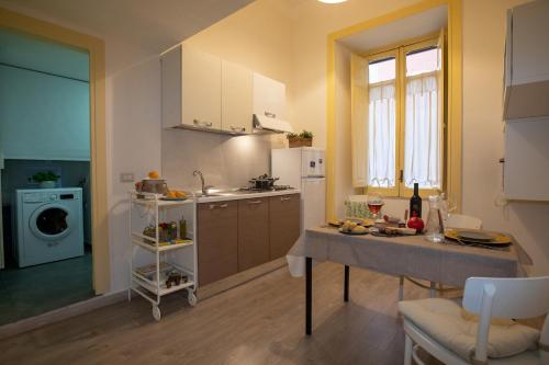 萨莱诺Sichelgaita Apartment的一个带桌子和水槽的厨房