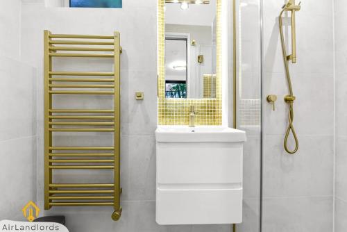 伦敦Charming Modern Chic Pad Summer House的一间带水槽和镜子的浴室