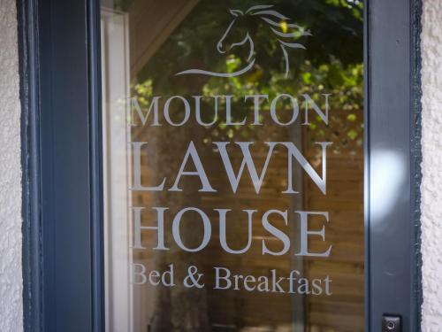 Moulton Lawn House B&B的草坪房子窗户上的标志