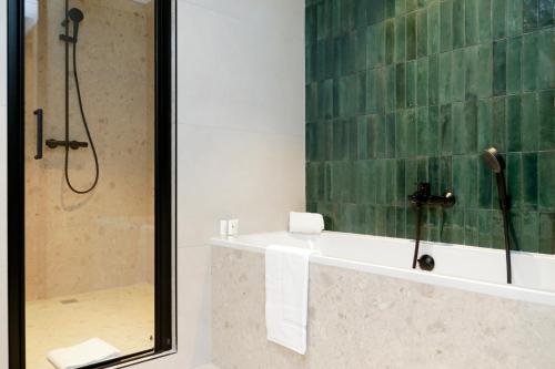 沃恩-罗曼尼乐利斯铂尔格酒店，餐厅及Spa中心的带淋浴、浴缸和盥洗盆的浴室