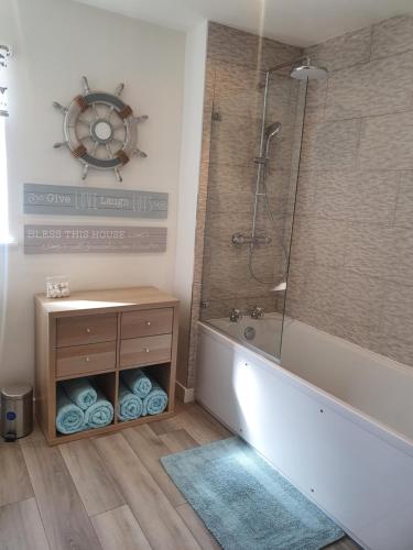 奥克尼Redland Cottage的设有带浴缸和淋浴的浴室。
