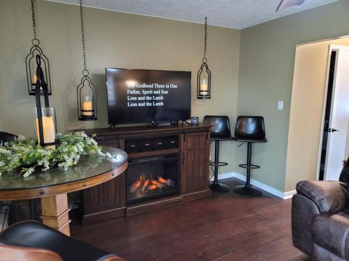科迪Mountain View Lodging Cody的客厅设有壁炉和平面电视。