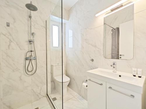 雅典Nemeseos Apartments by Verde的带淋浴、卫生间和盥洗盆的浴室