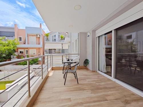 雅典Nemeseos Apartments by Verde的阳台配有桌椅。