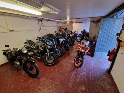 勒兰蒂德威尔斯Riverbank Bed and Breakfast的一排摩托车停在车库里
