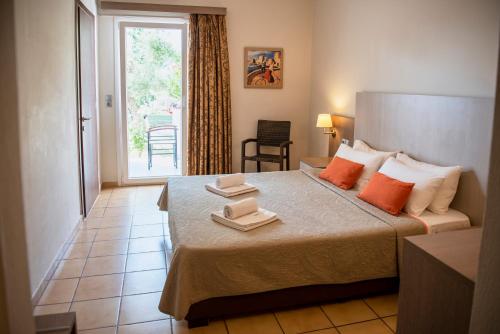 斯卡拉卡伦尼斯Kalloni Bay的酒店客房,配有带两条毛巾的床