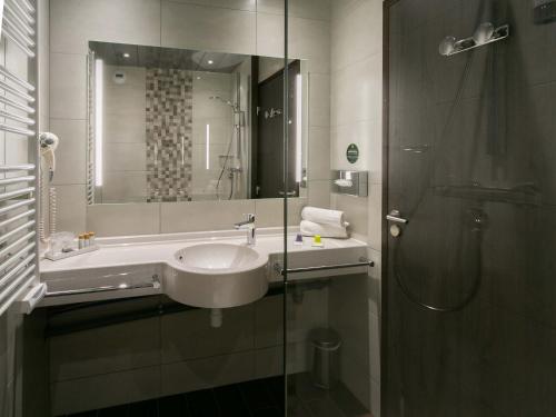 希尔蒂盖姆B&B HOTEL Strasbourg Nord Schiltigheim Lac 4 étoiles的一间带水槽和淋浴的浴室