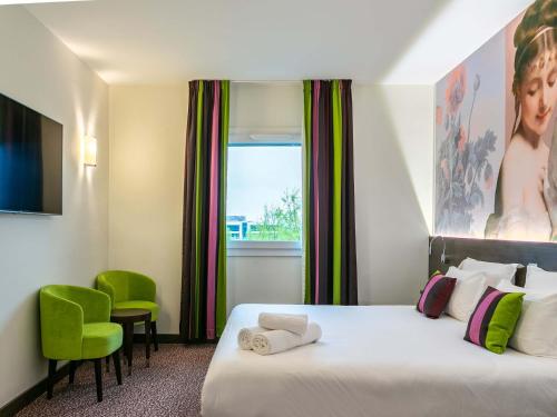 希尔蒂盖姆B&B HOTEL Strasbourg Nord Schiltigheim Lac 4 étoiles的酒店客房设有床和窗户。