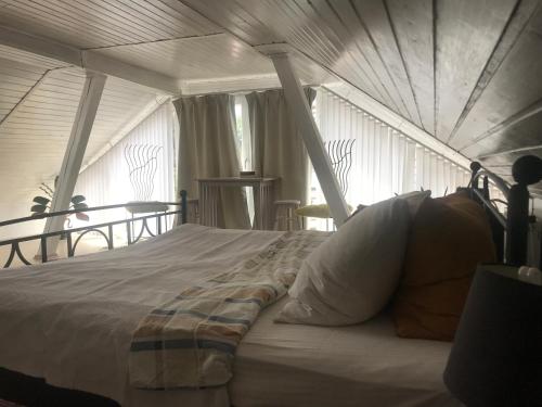 格蒙登Bei Annerl的帐篷内一间卧室,配有一张大床