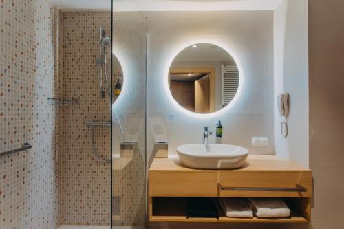波别罗沃Hotel Linea Mare的一间带水槽和镜子的浴室
