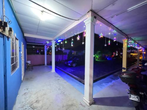 加央Inapan Desa Homestay Kangar Perlis的天花板上有一个空的车库,上面有紫色的灯