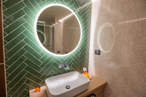 比斯特里察Hotel Codrişor的一间带水槽和镜子的浴室