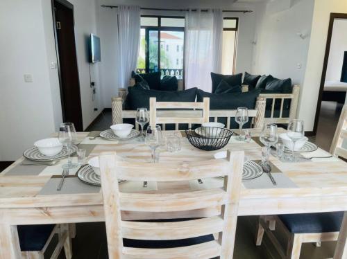 KikambalaLux Suites Sultan Palace Apartments的一张带椅子的木桌和一间餐厅