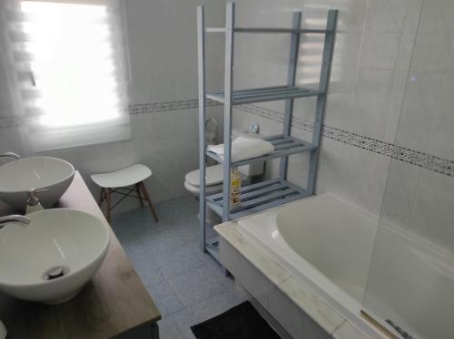 坎巴多斯Fogar San Sadurniño的浴室配有盥洗盆、卫生间和浴缸。