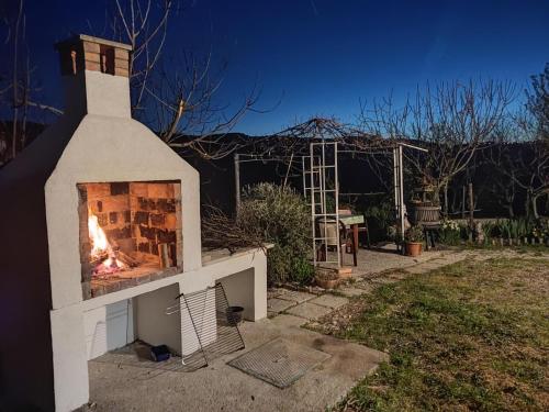 莫托文Apartman Monte Rudina的院子里的砖炉,火炉