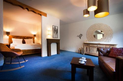 Hillscheid哈特恩穆尔希尔赛德酒店的酒店客房,配有床和沙发